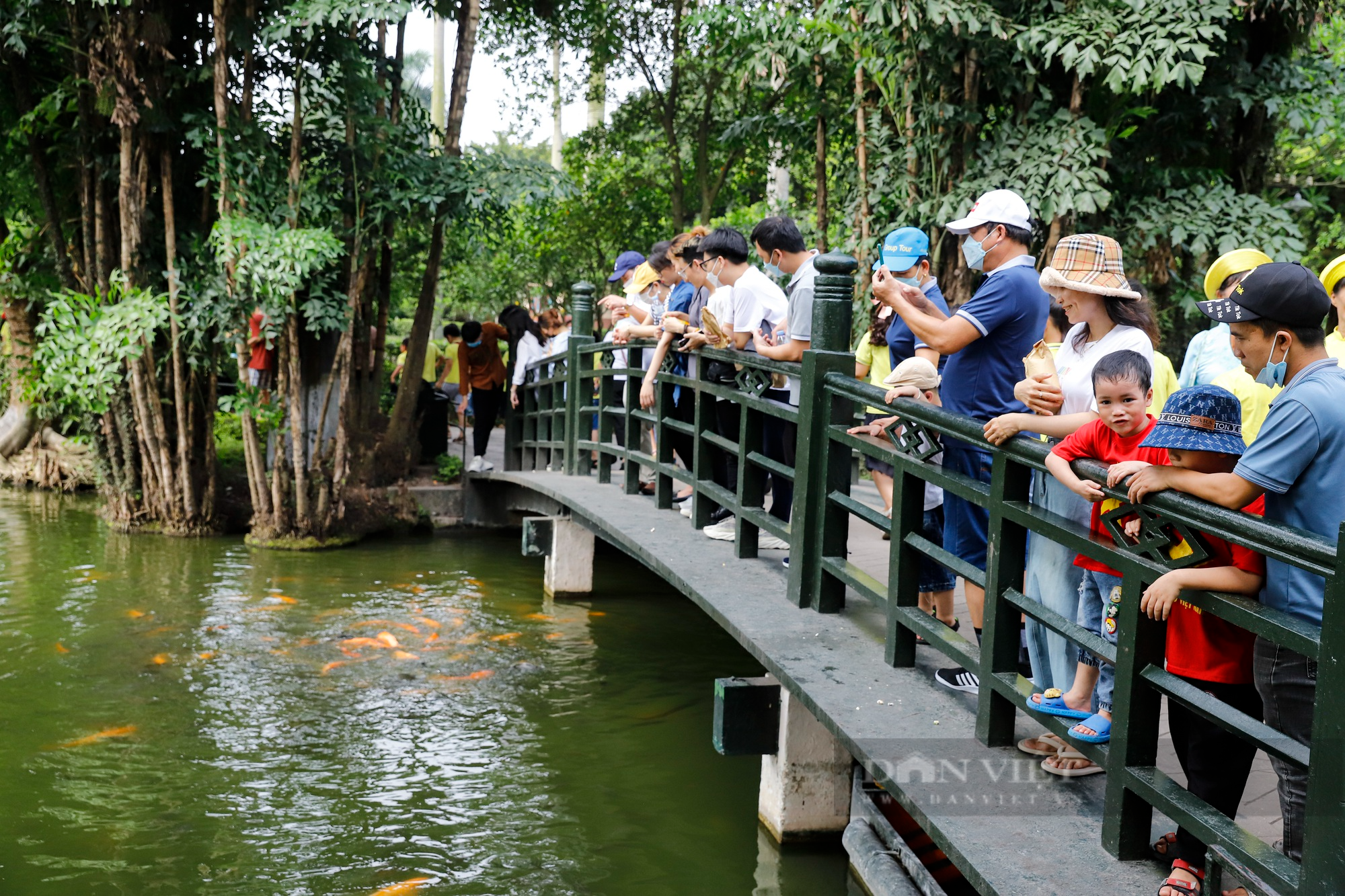 Hàng đoàn bạn bè quốc tế vào Lăng viếng Chủ tịch Hồ Chí Minh trong ngày sinh nhật Người  - Ảnh 10.