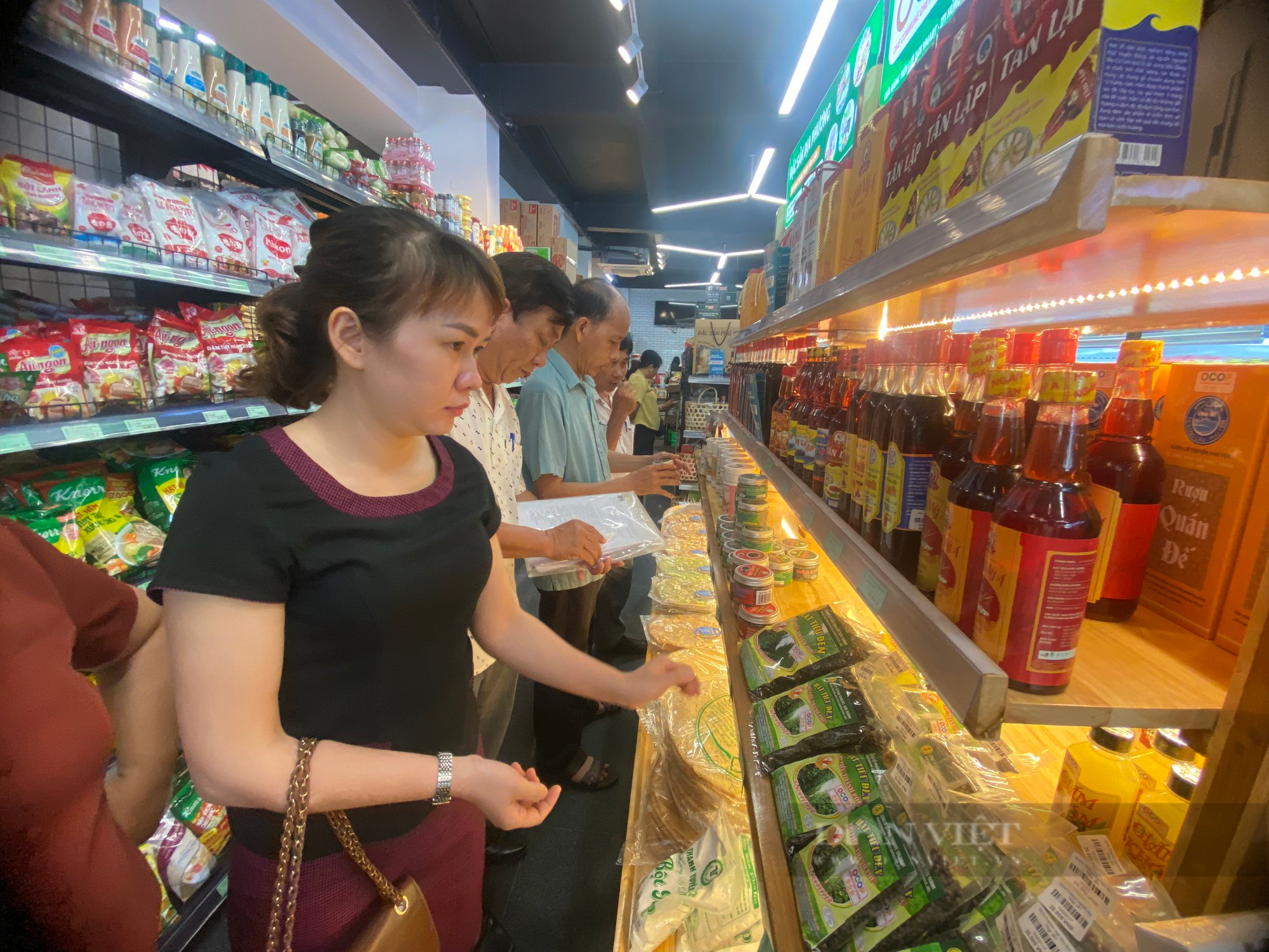 Hội Nông dân Phú Yên và Siêu thị V’Mart khai trương điểm tiêu thụ sản phẩm OCOP - Ảnh 1.