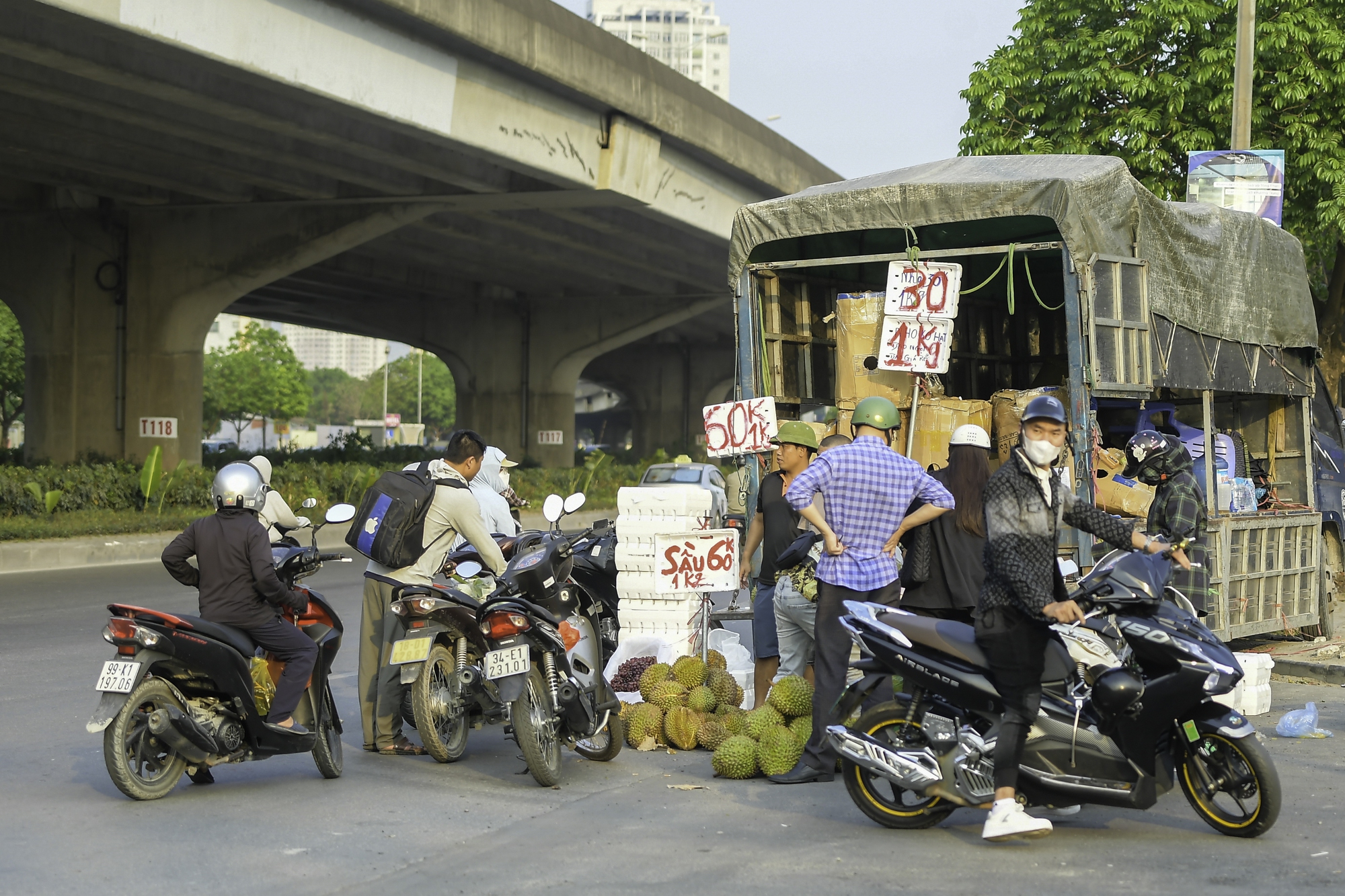 Phương tiện giao thông và hàng quán thay nhau &quot;bủa vây&quot; tuyến đường Nguyễn Xiển - Ảnh 1.