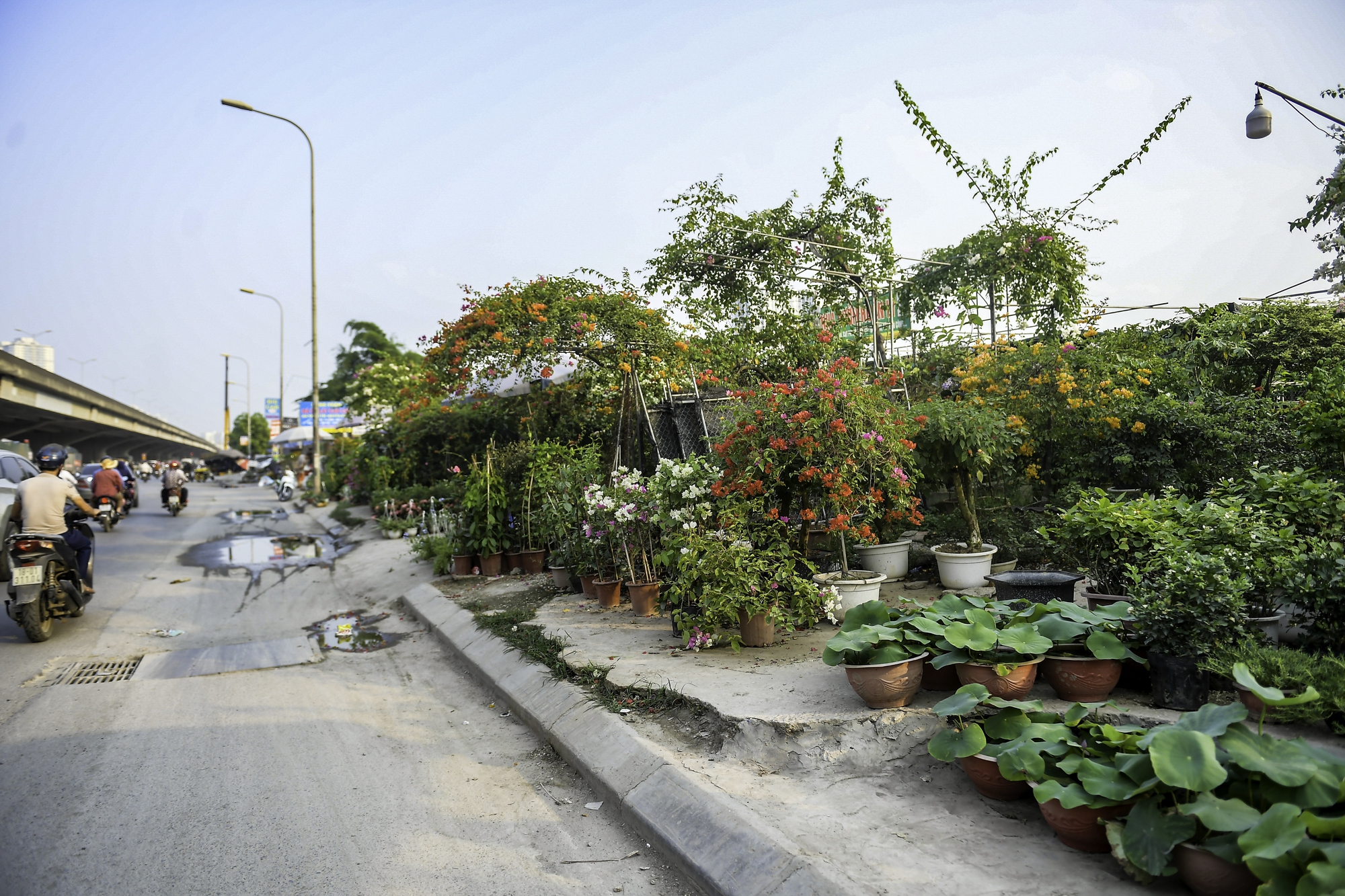 Phương tiện giao thông và hàng quán thay nhau &quot;bủa vây&quot; tuyến đường Nguyễn Xiển - Ảnh 9.