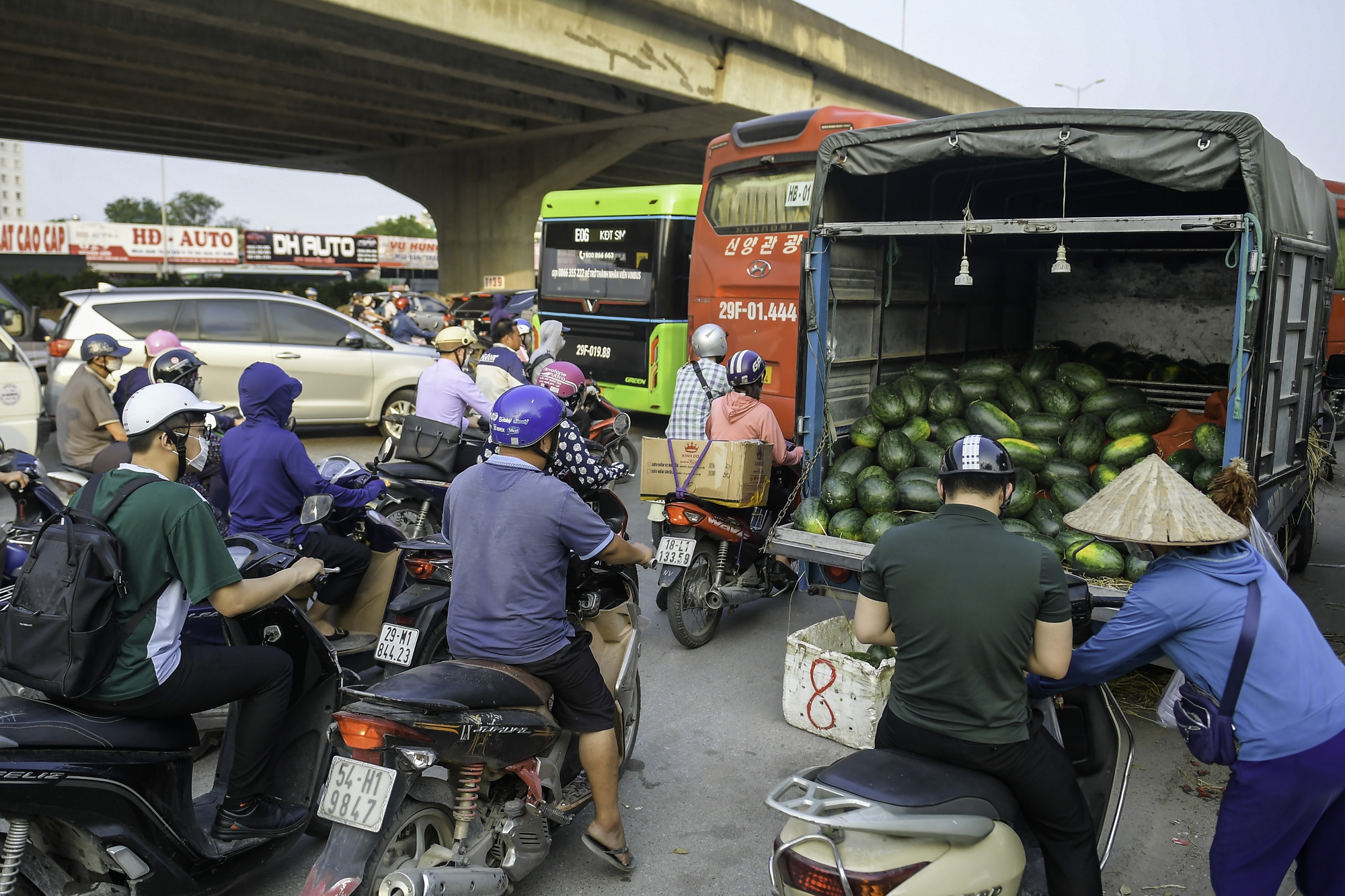 Phương tiện giao thông và hàng quán thay nhau &quot;bủa vây&quot; tuyến đường Nguyễn Xiển - Ảnh 5.