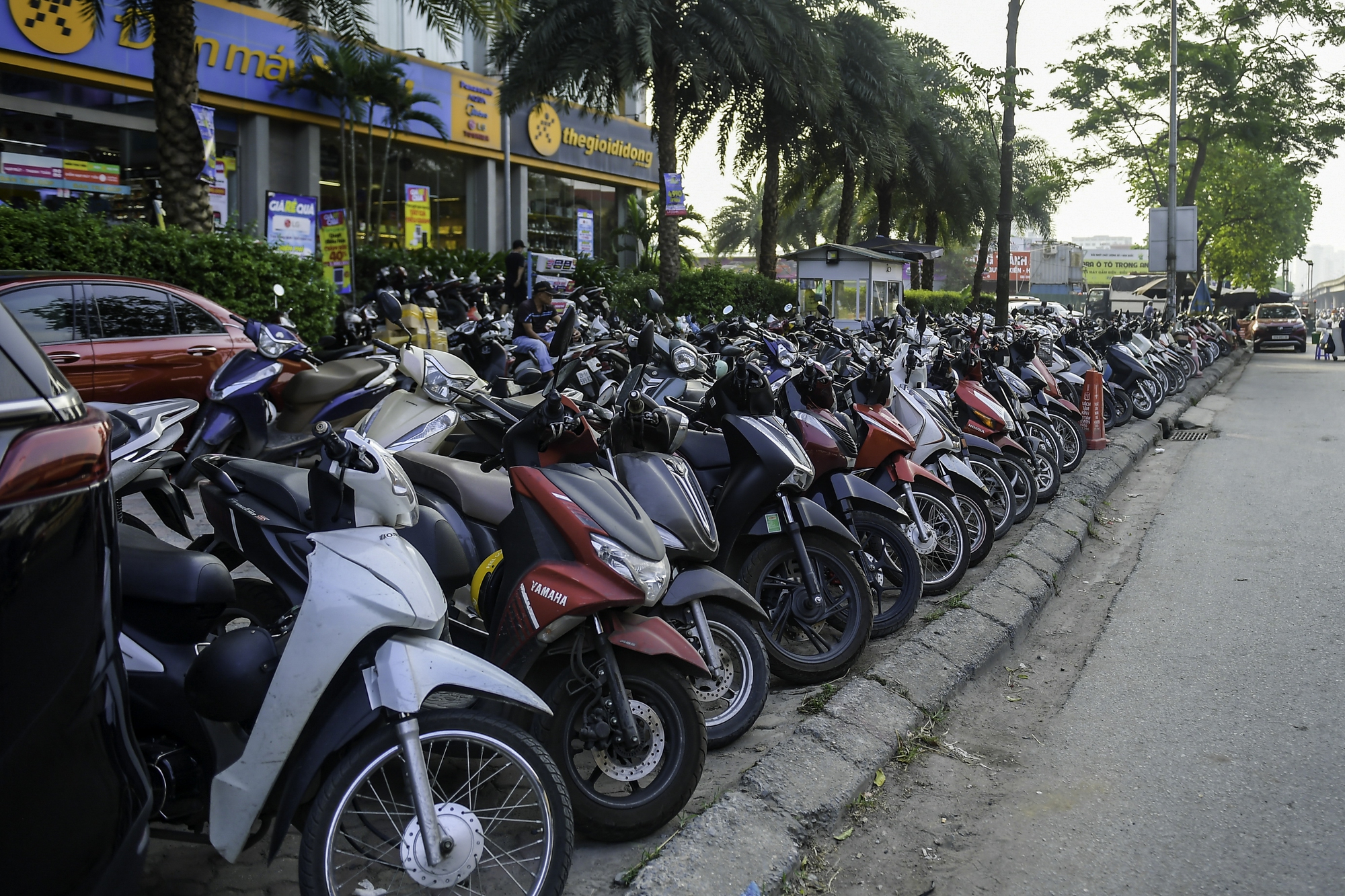 Phương tiện giao thông và hàng quán thay nhau &quot;bủa vây&quot; tuyến đường Nguyễn Xiển - Ảnh 3.