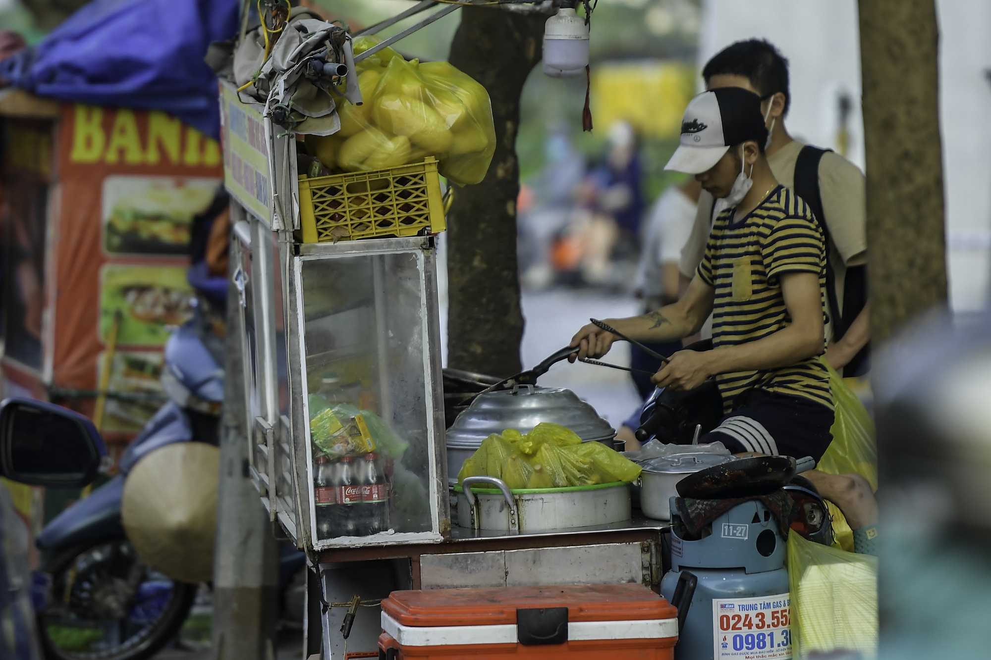 Phương tiện giao thông và hàng quán thay nhau &quot;bủa vây&quot; tuyến đường Nguyễn Xiển - Ảnh 11.