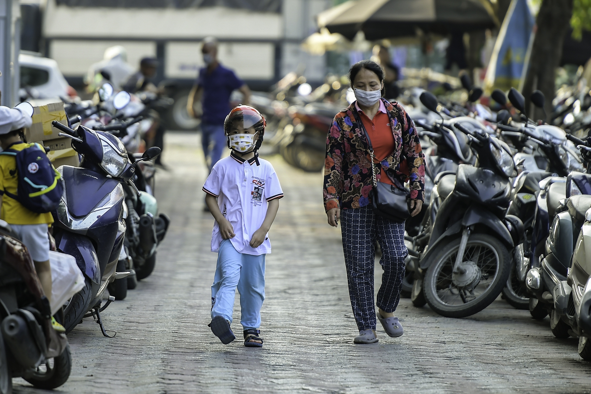 Phương tiện giao thông và hàng quán thay nhau &quot;bủa vây&quot; tuyến đường Nguyễn Xiển - Ảnh 4.