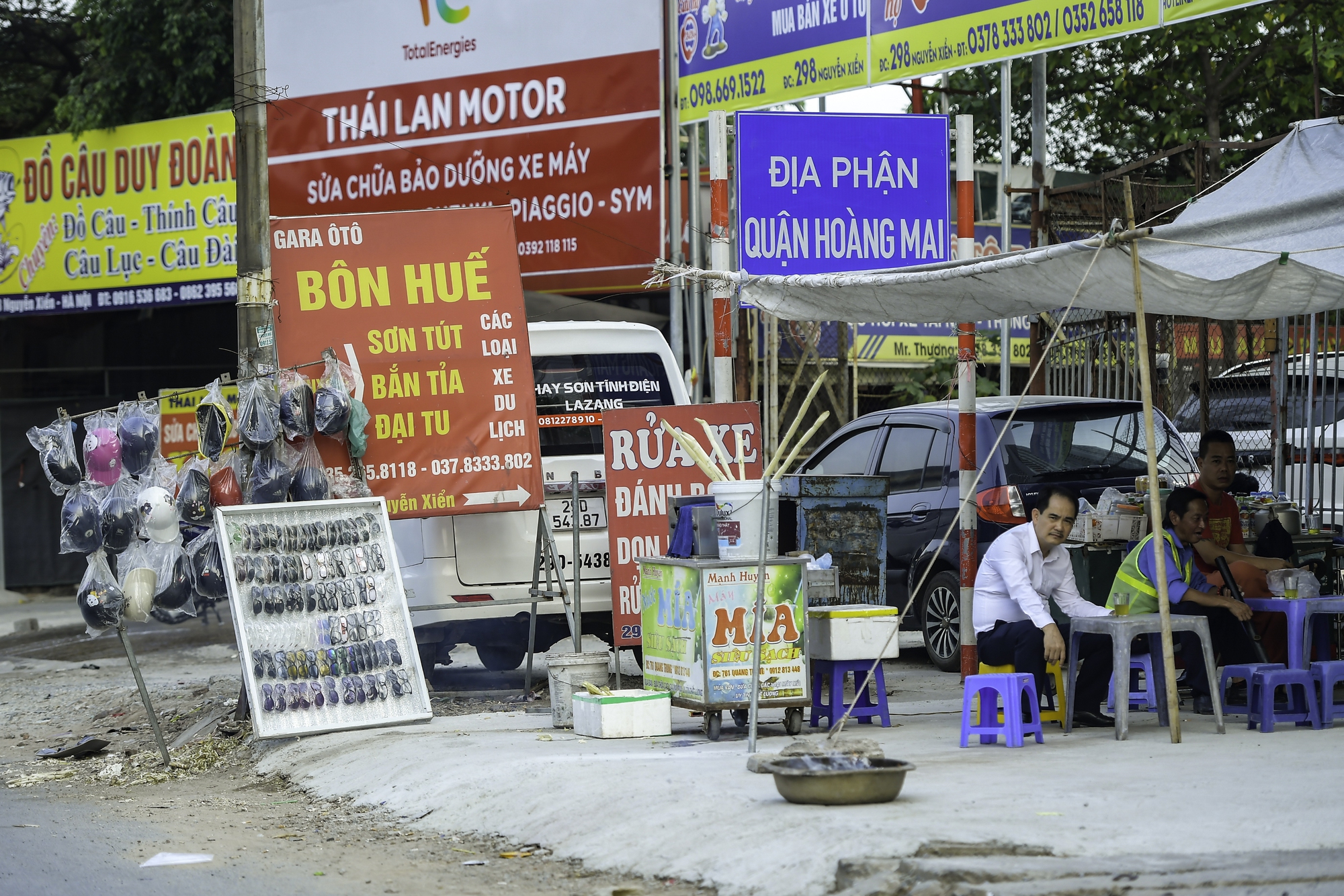 Phương tiện giao thông và hàng quán thay nhau &quot;bủa vây&quot; tuyến đường Nguyễn Xiển - Ảnh 2.