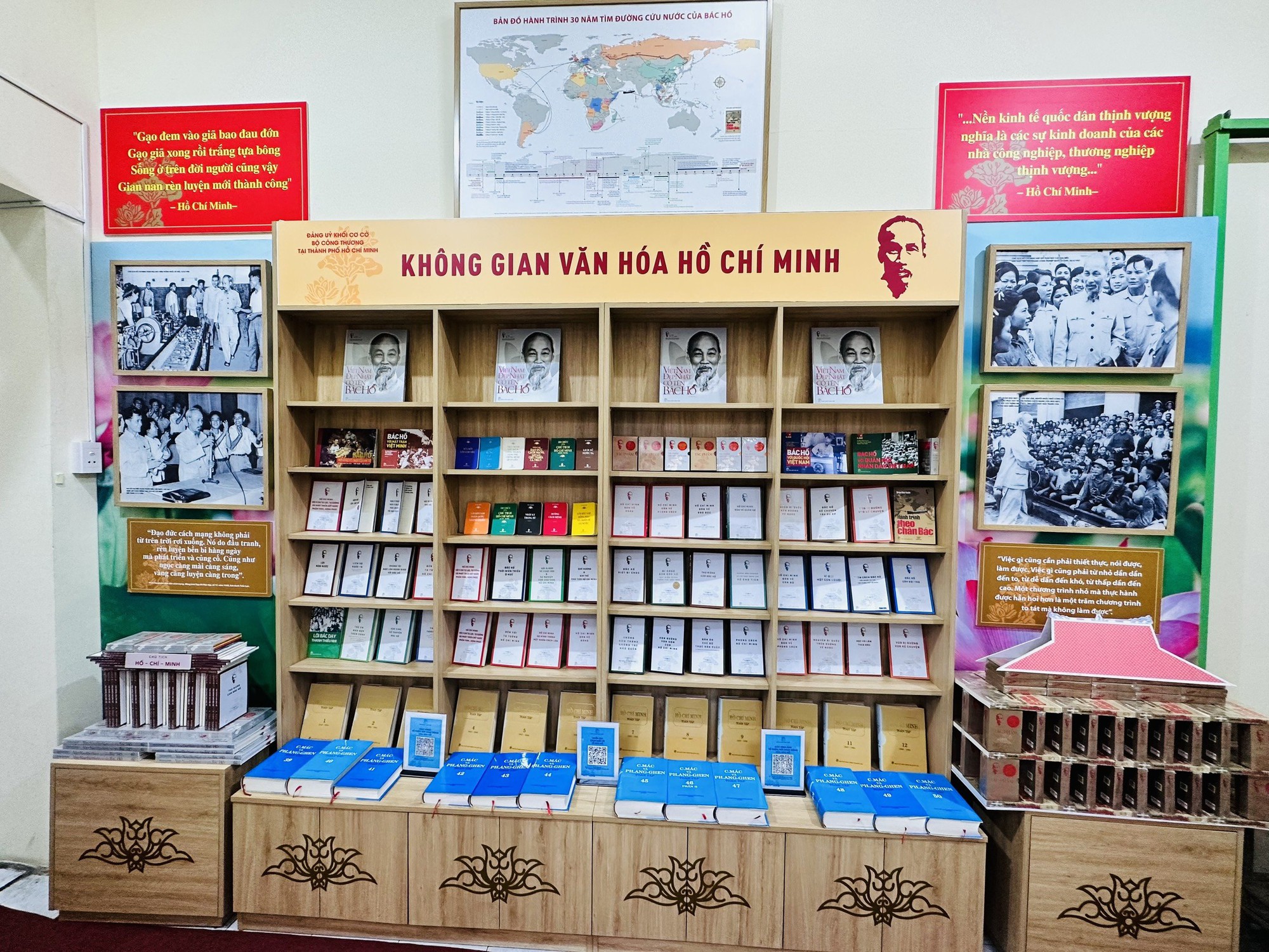 Bảo tàng Hồ Chí Minh phía Nam tiếp nhận Tủ sách Di sản Hồ Chí Minh  - Ảnh 1.