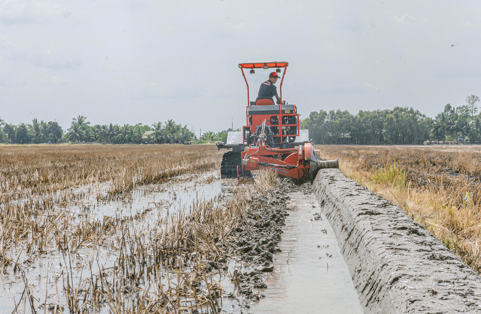 Người đàn ông chế máy kéo lúa vượt mọi địa hình, giúp nông dân đỡ vất vả - Ảnh 2.