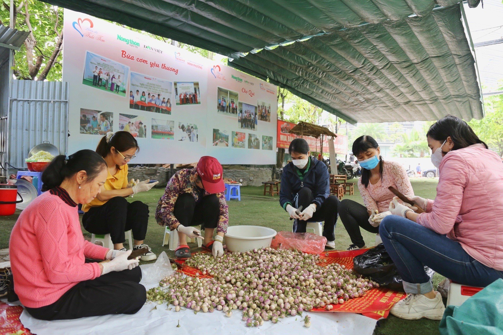 Góp yêu thương trong từng bữa cơm nghĩa tình - Ảnh 1.