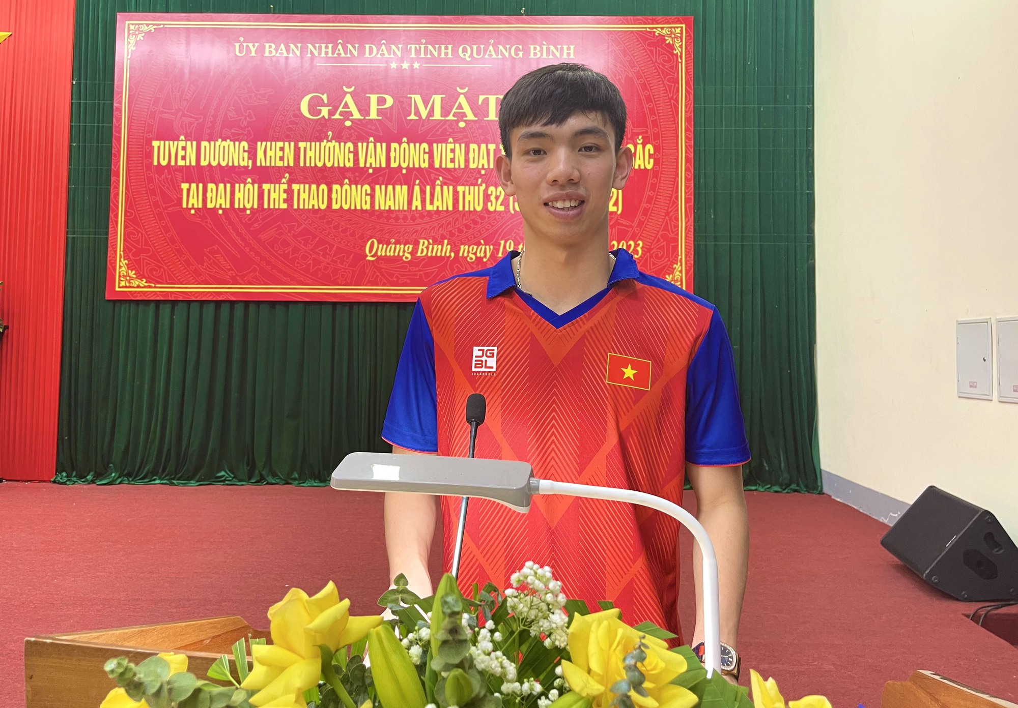 &quot;Kình ngư&quot; Nguyễn Huy Hoàng cùng 2 vận động viên nhân thưởng lớn từ tỉnh Quảng Bình - Ảnh 2.