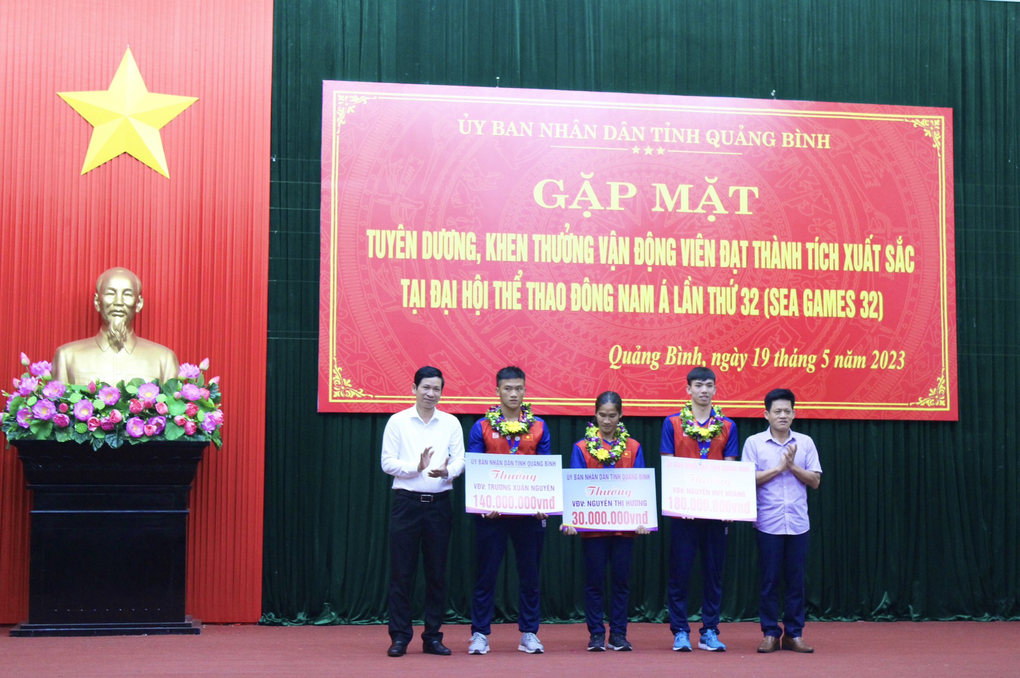 &quot;Kình ngư&quot; Nguyễn Huy Hoàng cùng 2 vận động viên nhân thưởng lớn từ tỉnh Quảng Bình - Ảnh 1.