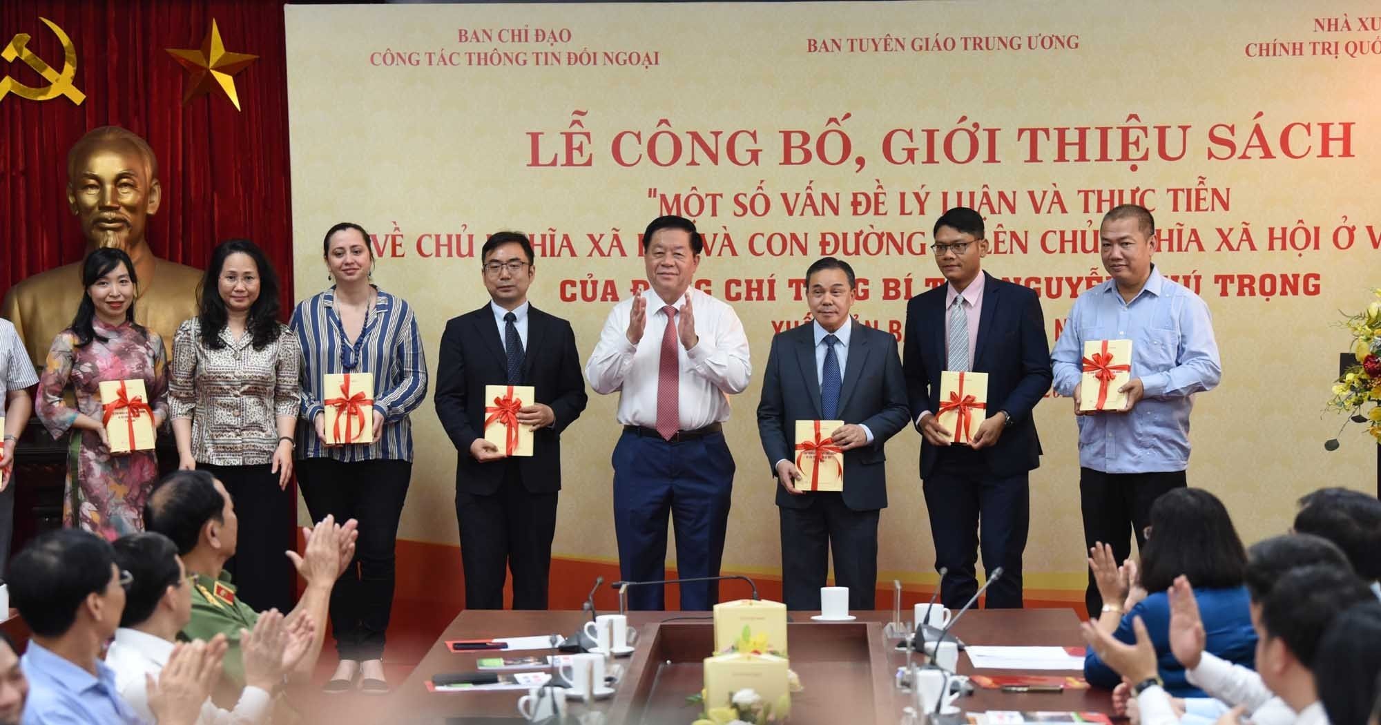 Cuốn sách của Tổng bí thư Nguyễn Phú Trọng được xuất bản bằng 7 ngoại ngữ - Ảnh 2.