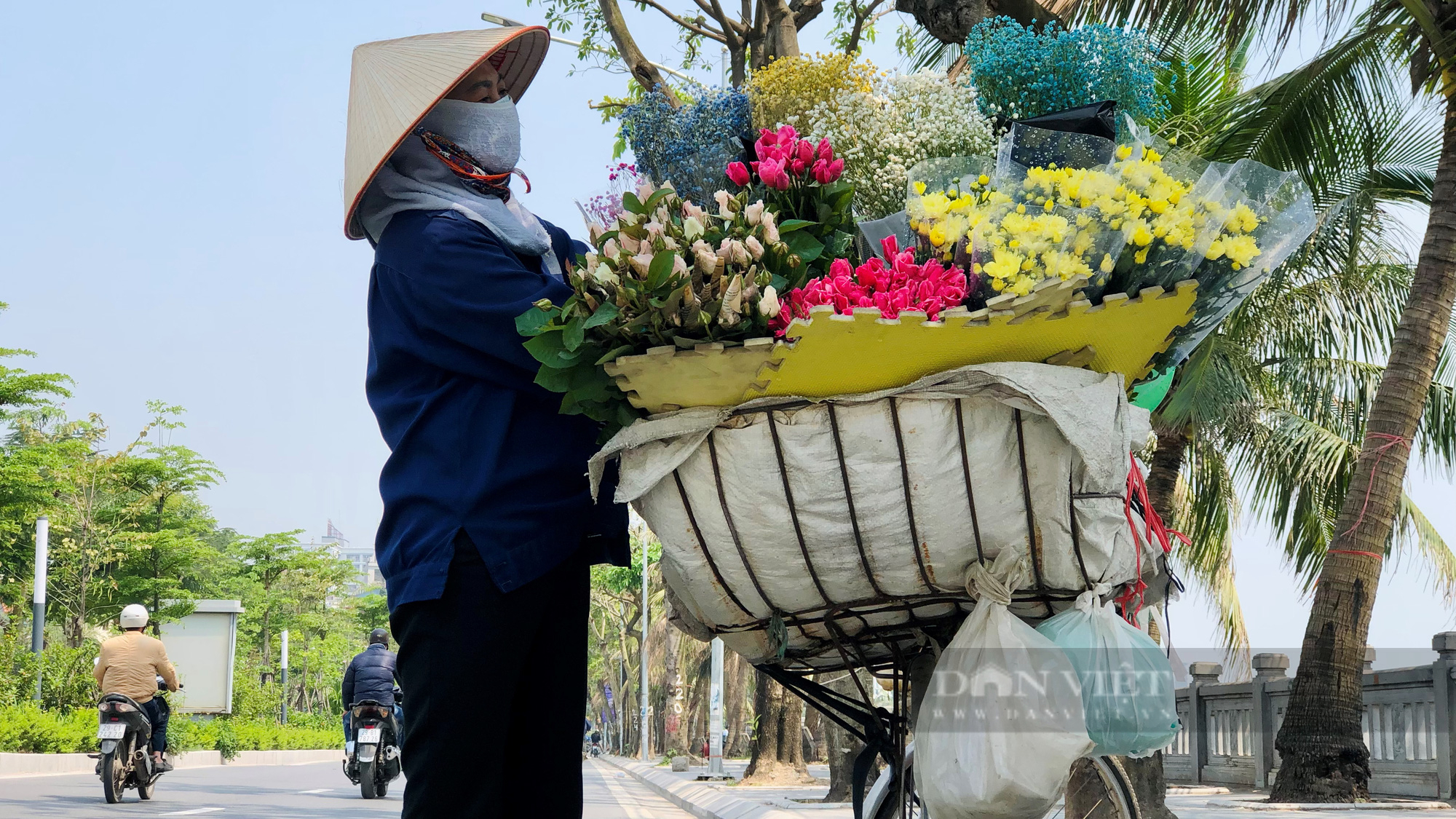 Ký ức Hà Nội: Gánh hàng rong chở bốn mùa hoa Hà thành - Ảnh 2.