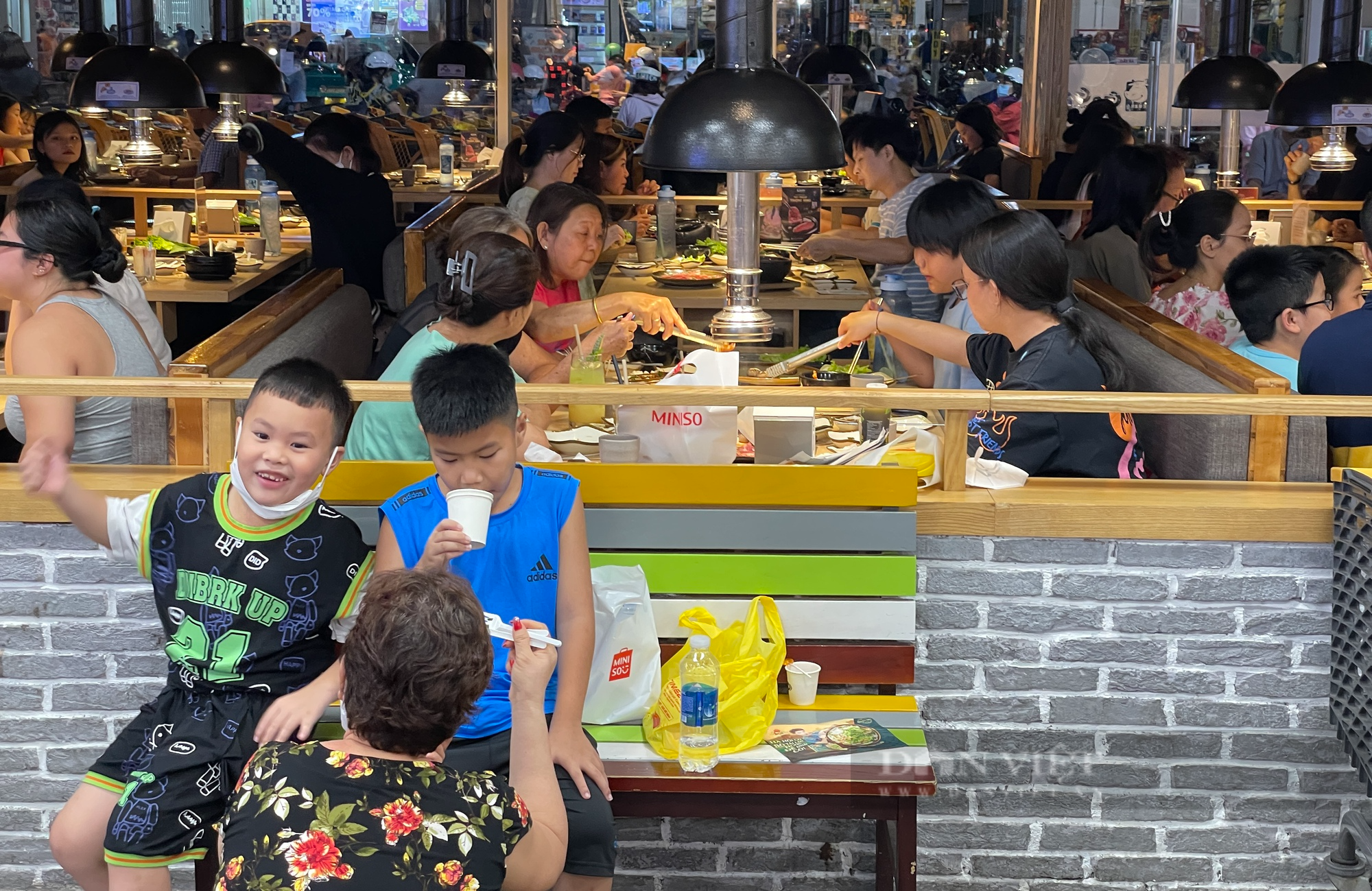 Người Sài Gòn đổ vào trung tâm thương mại trốn nóng, nhà hàng, quán ăn hết chỗ - Ảnh 6.