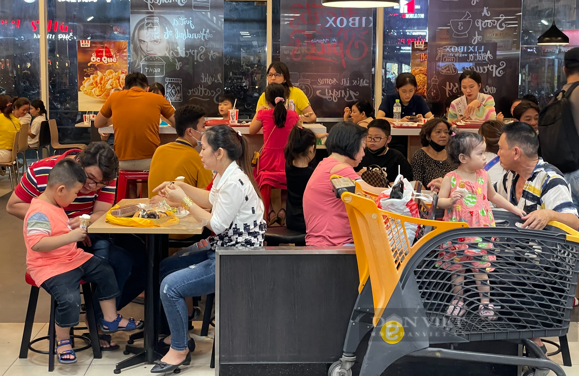 Người Sài Gòn đổ vào trung tâm thương mại trốn nóng, nhà hàng, quán ăn hết chỗ - Ảnh 8.