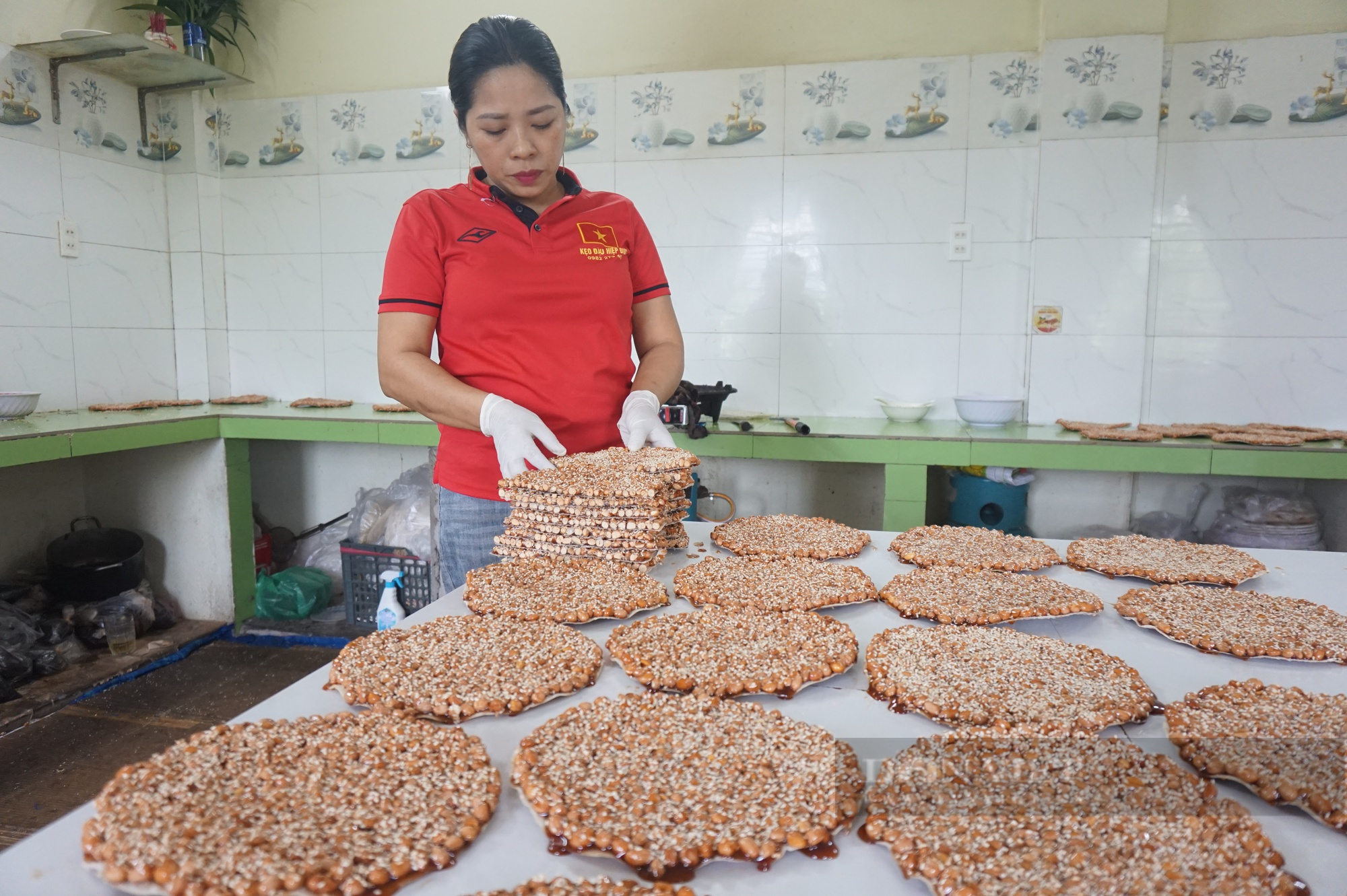 Người phụ nữ ở Quảng Nam kiếm hàng chục triệu đồng mỗi tháng nhờ làm đặc sản thơm ngon, vừa giòn vừa dẻo - Ảnh 2.
