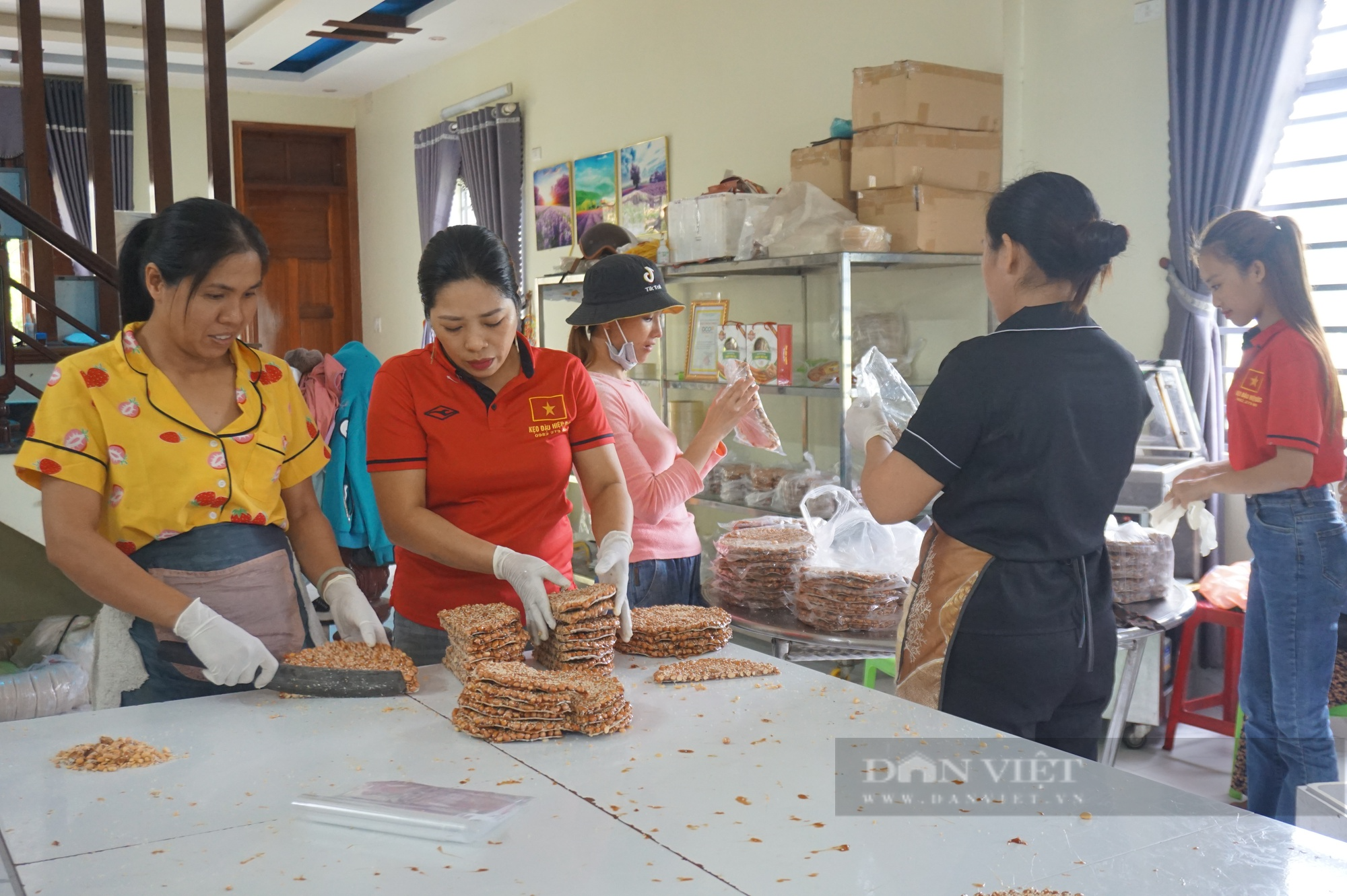 Người phụ nữ ở Quảng Nam kiếm hàng chục triệu đồng mỗi tháng nhờ làm đặc sản thơm ngon, vừa giòn vừa dẻo - Ảnh 5.