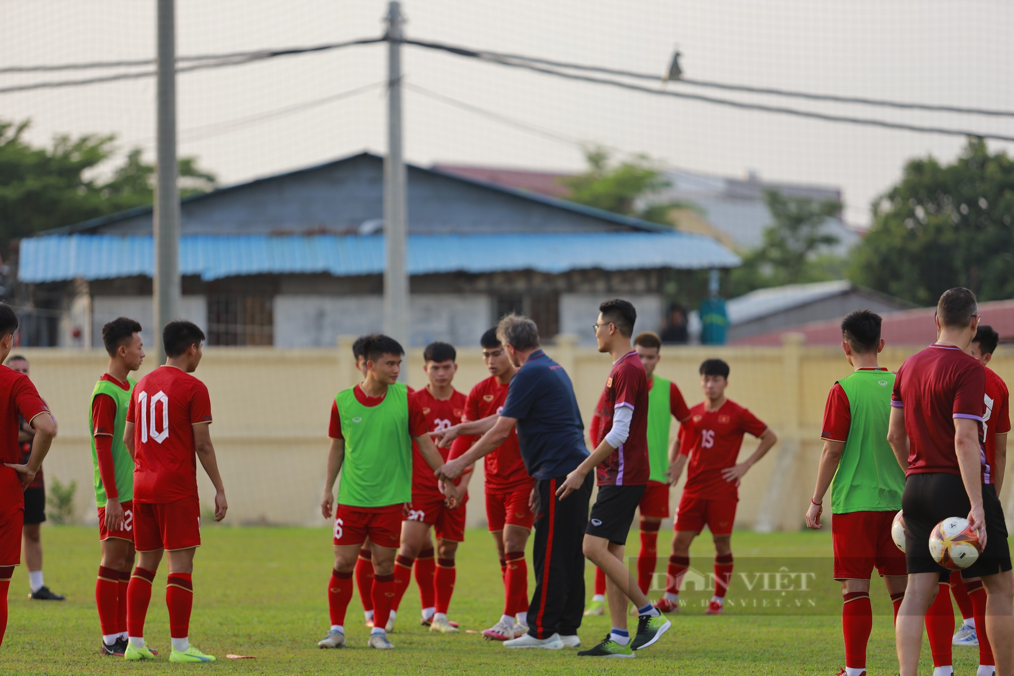 Các cầu thủ U22 Việt Nam cười hết cỡ trong buổi tập trước trận đấu vs U22 Singapore - Ảnh 1.