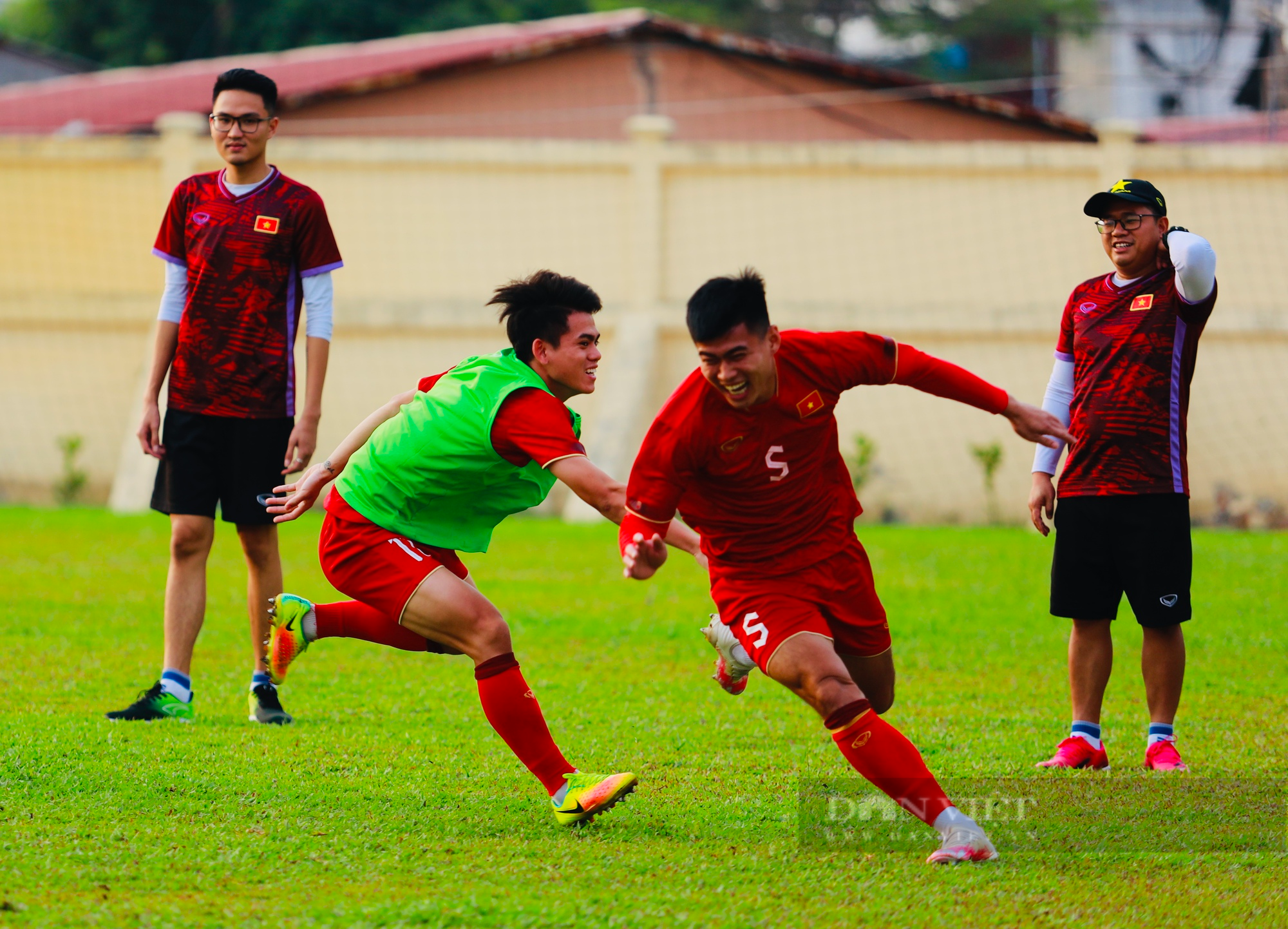 Các cầu thủ U22 Việt Nam cười hết cỡ trong buổi tập trước trận đấu vs U22 Singapore - Ảnh 2.
