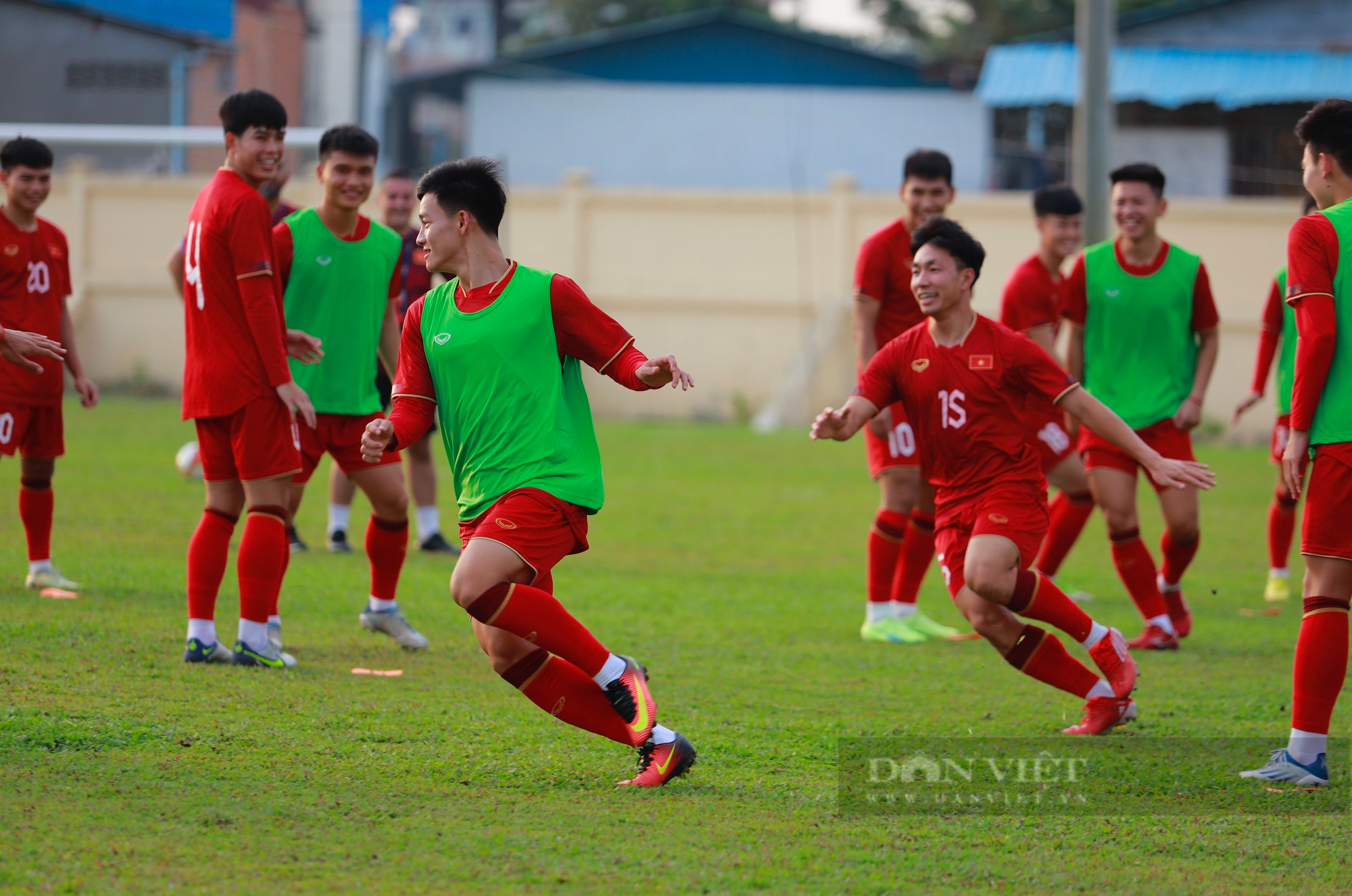 Các cầu thủ U22 Việt Nam cười hết cỡ trong buổi tập trước trận đấu vs U22 Singapore - Ảnh 6.