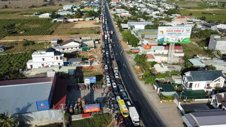 Hàng trăm ô tô lớn nhỏ nối đuôi chờ lên cao tốc Phan Thiết - Dầu Giây ở ngã ba Ba Bàu tỉnh Bình Thuận - Ảnh 1.