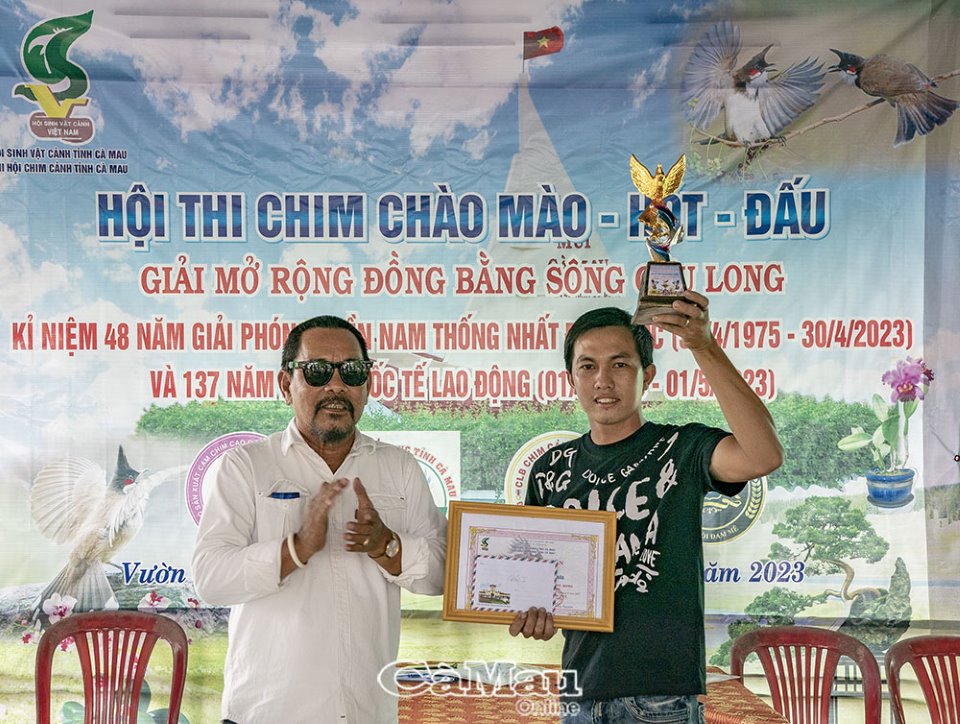 Một con chim chào mào vượt qua 46 đối thủ giành giải Nhất hội thi ở Cà Mau còn ẵm luôn giải &quot;tiếng chóe vàng&quot; - Ảnh 3.