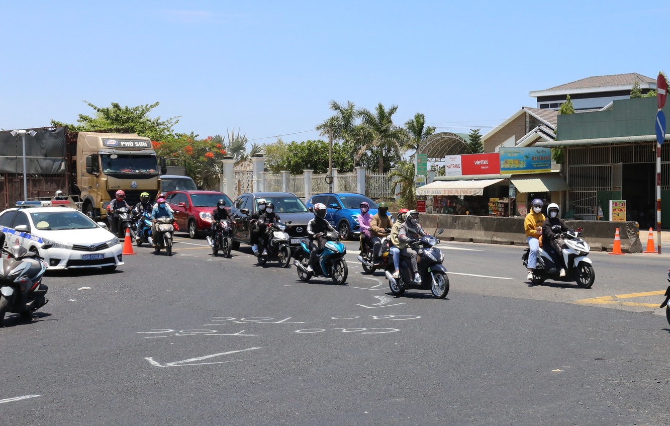 Hàng trăm ô tô lớn nhỏ nối đuôi chờ lên cao tốc Phan Thiết - Dầu Giây ở ngã ba Ba Bàu tỉnh Bình Thuận - Ảnh 5.