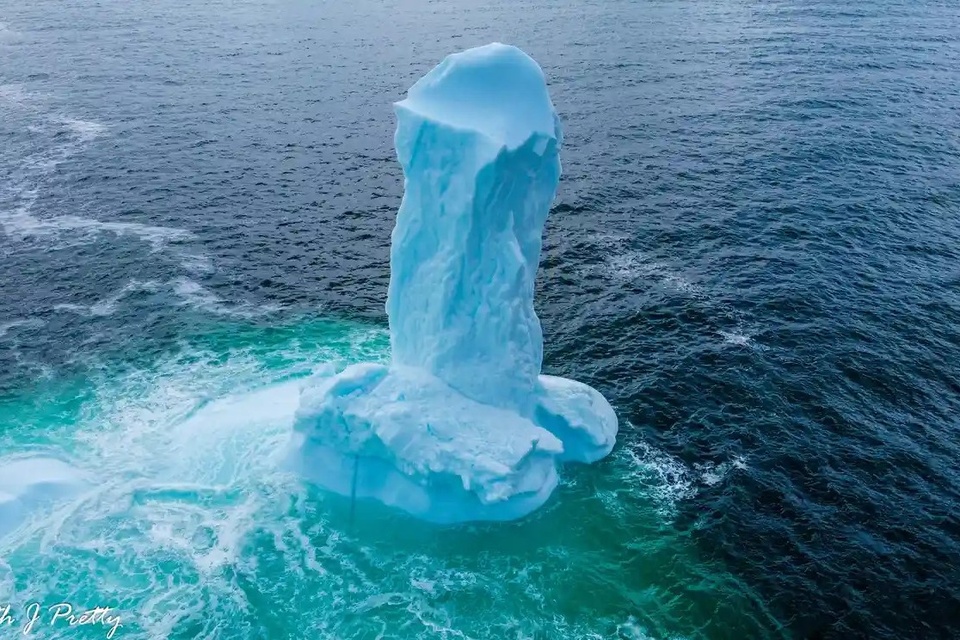 Tảng băng trôi gây chú ý ngoài khơi Canada - Ảnh 1.