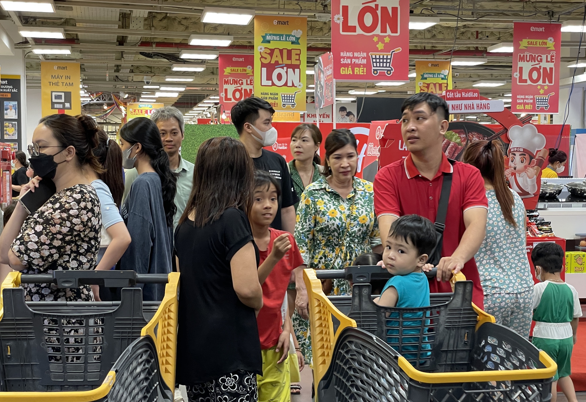 Người Sài Gòn đổ vào siêu thị, trung tâm thương mại trốn nóng - Ảnh 2.