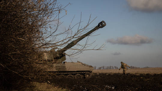 Ukraine pháo kích làng Nga, gây cháy lớn dữ dội - Ảnh 1.
