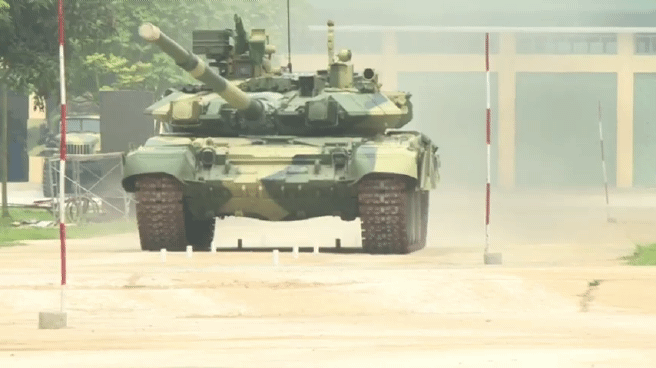 Tổng thống Chechnya khen xe tăng T-72 Nga &quot;tiện nghi như siêu xe Maybach&quot; - Ảnh 27.
