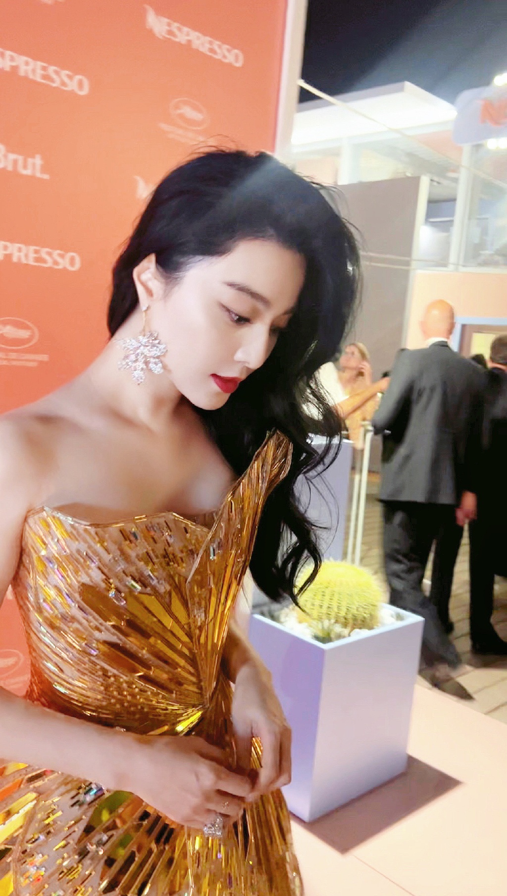 Phạm Băng Băng liên tục chọn váy của NTK Chung Thanh Phong ở LHP Cannes - Ảnh 7.
