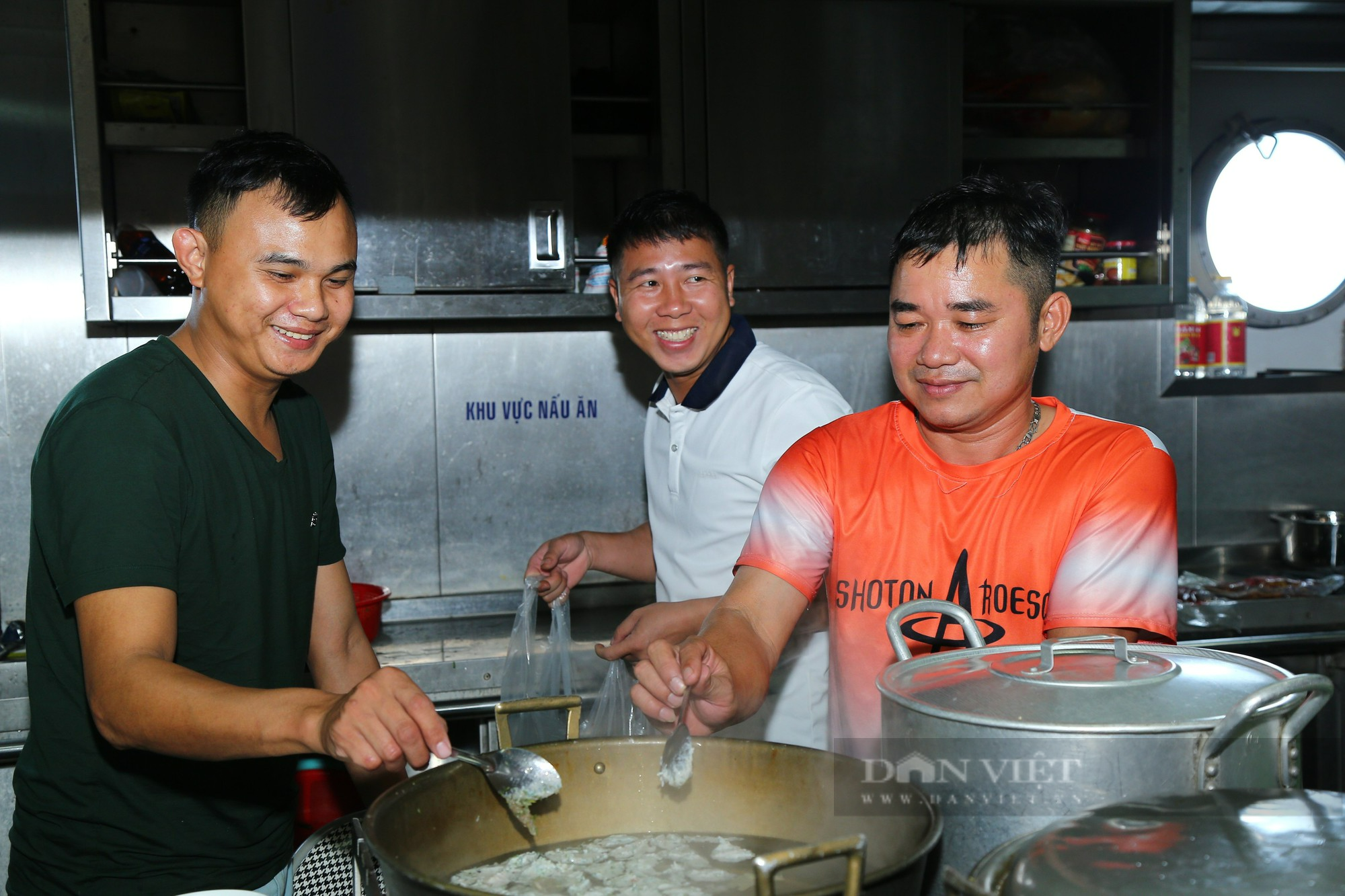 Đoàn công tác TƯ Hội NDVN thăm, tặng quà ở Trường Sa, Nhà giàn DK1 (Bài cuối): Những con người thầm lặng trên tàu KN-290 - Ảnh 3.