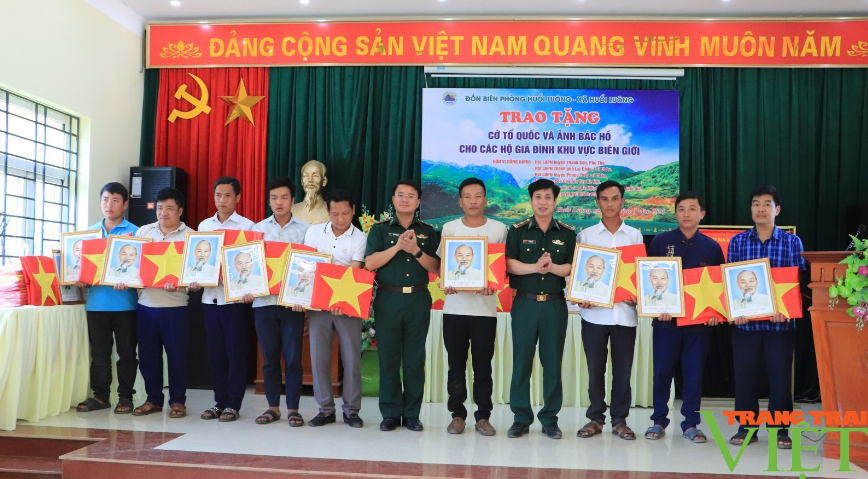 Lai Châu: Tặng cờ Tổ quốc và ảnh Bác Hồ cho người dân biên giới Huổi Luông - Ảnh 1.