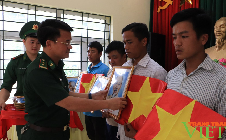Lai Châu: Tặng cờ Tổ quốc và ảnh Bác Hồ cho người dân biên giới Huổi Luông - Ảnh 2.