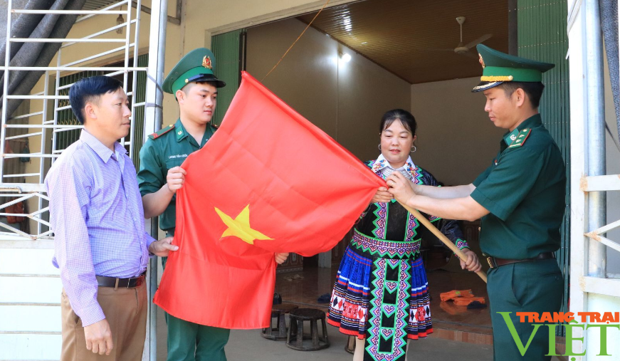 Lai Châu: Tặng cờ Tổ quốc và ảnh Bác Hồ cho người dân biên giới Huổi Luông - Ảnh 3.