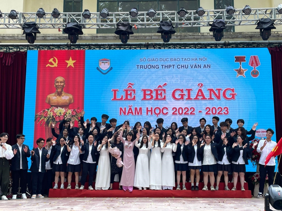 Hà Nội: Trường THPT Chu Văn An bế giảng năm học 2022 - 2023 - Ảnh 1.
