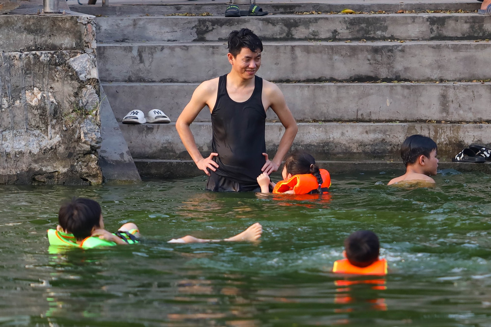 Hà Nội: Ao làng trở thành bể bơi, người dân thích thú ngâm mình “giải nhiệt” - Ảnh 7.