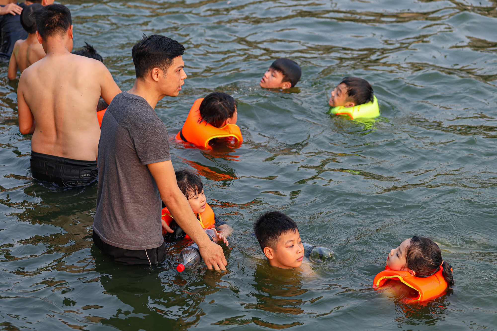Hà Nội: Ao làng trở thành bể bơi, người dân thích thú ngâm mình “giải nhiệt” - Ảnh 5.