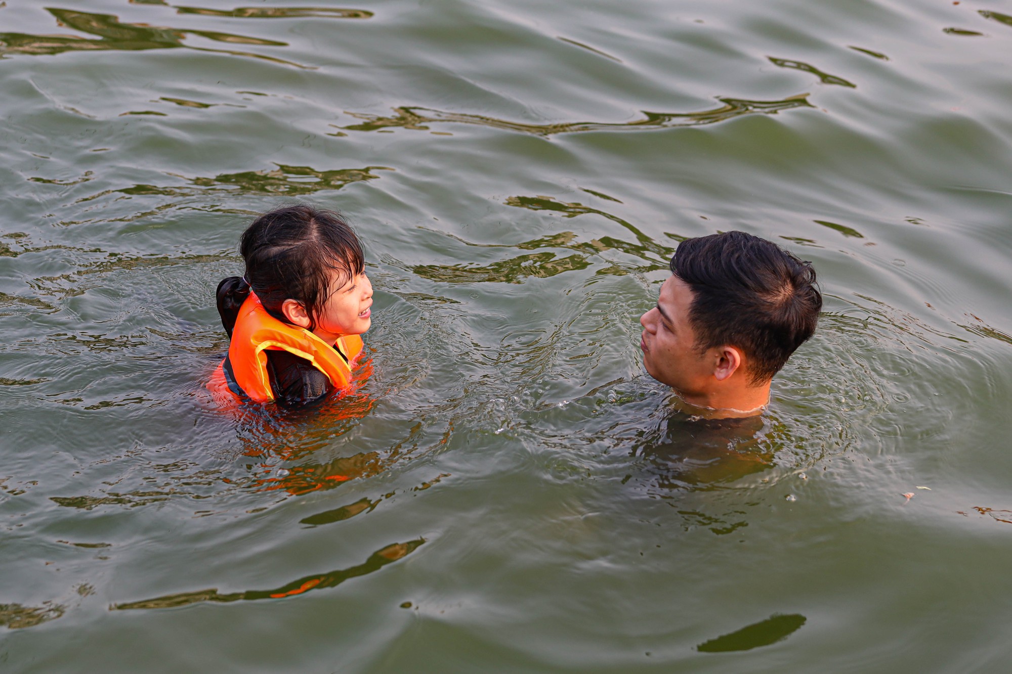 Hà Nội: Ao làng trở thành bể bơi, người dân thích thú ngâm mình “giải nhiệt” - Ảnh 6.