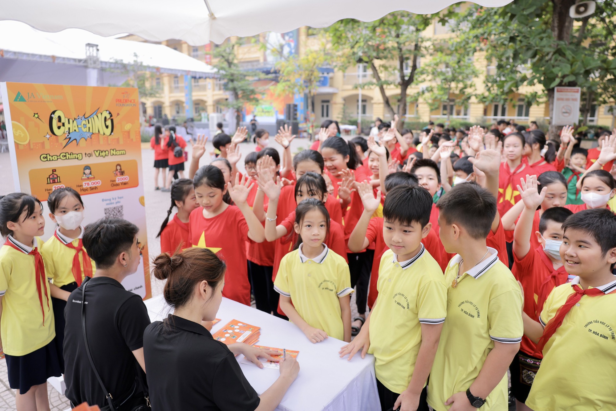Học sinh tiểu học tranh tài quản lý tiền để gây quỹ tại Ngày hội Cha-Ching - Ảnh 1.