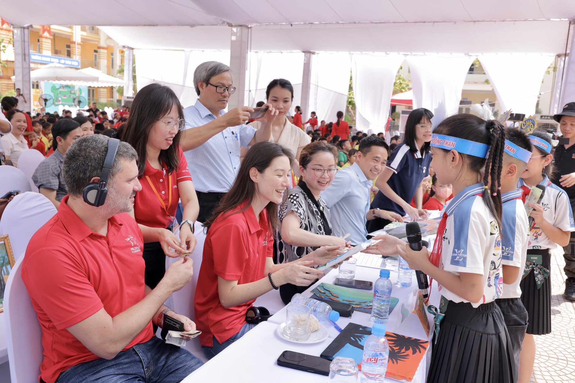 Học sinh tiểu học tranh tài quản lý tiền để gây quỹ tại Ngày hội Cha-Ching - Ảnh 4.