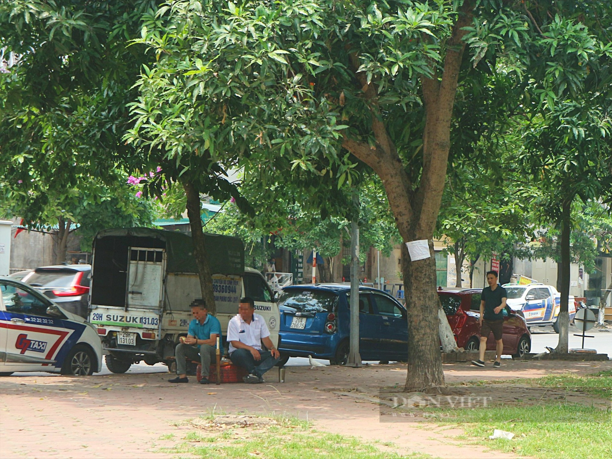 Sinh hoạt, kinh doanh của người dân Hà Nội đảo lộn vì bị cắt điện - Ảnh 1.