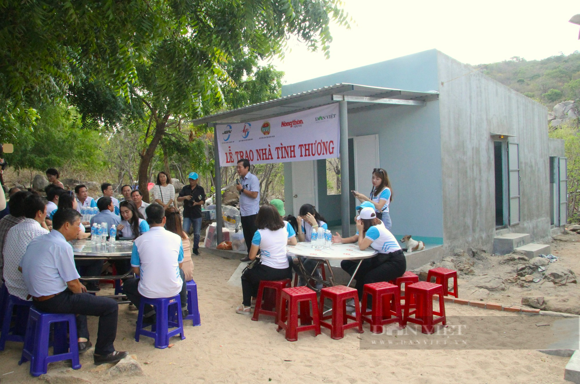 Báo NTNN/Dân Việt và Hội Nông dân tỉnh Ninh Thuận trao nhà tình thương cho hộ nghèo ở xã Vĩnh Hải - Ảnh 1.