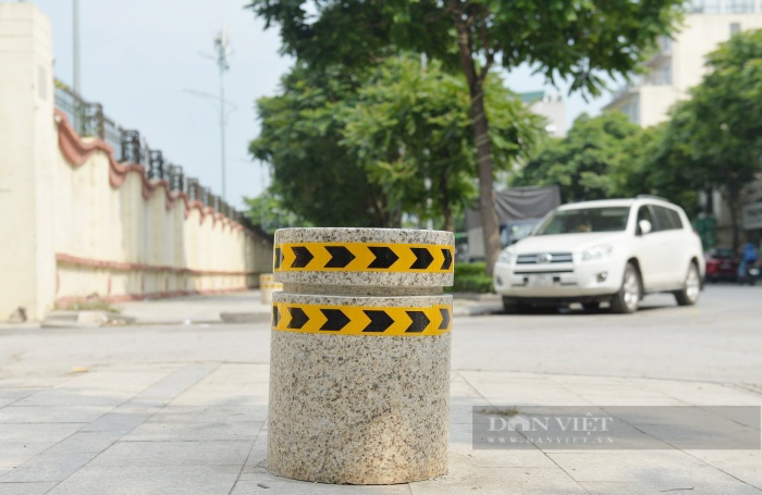 Tranh cãi loạt trụ đá trên vỉa hè để ngăn chặn ô tô dừng, đỗ ở Hà Nội - Ảnh 2.
