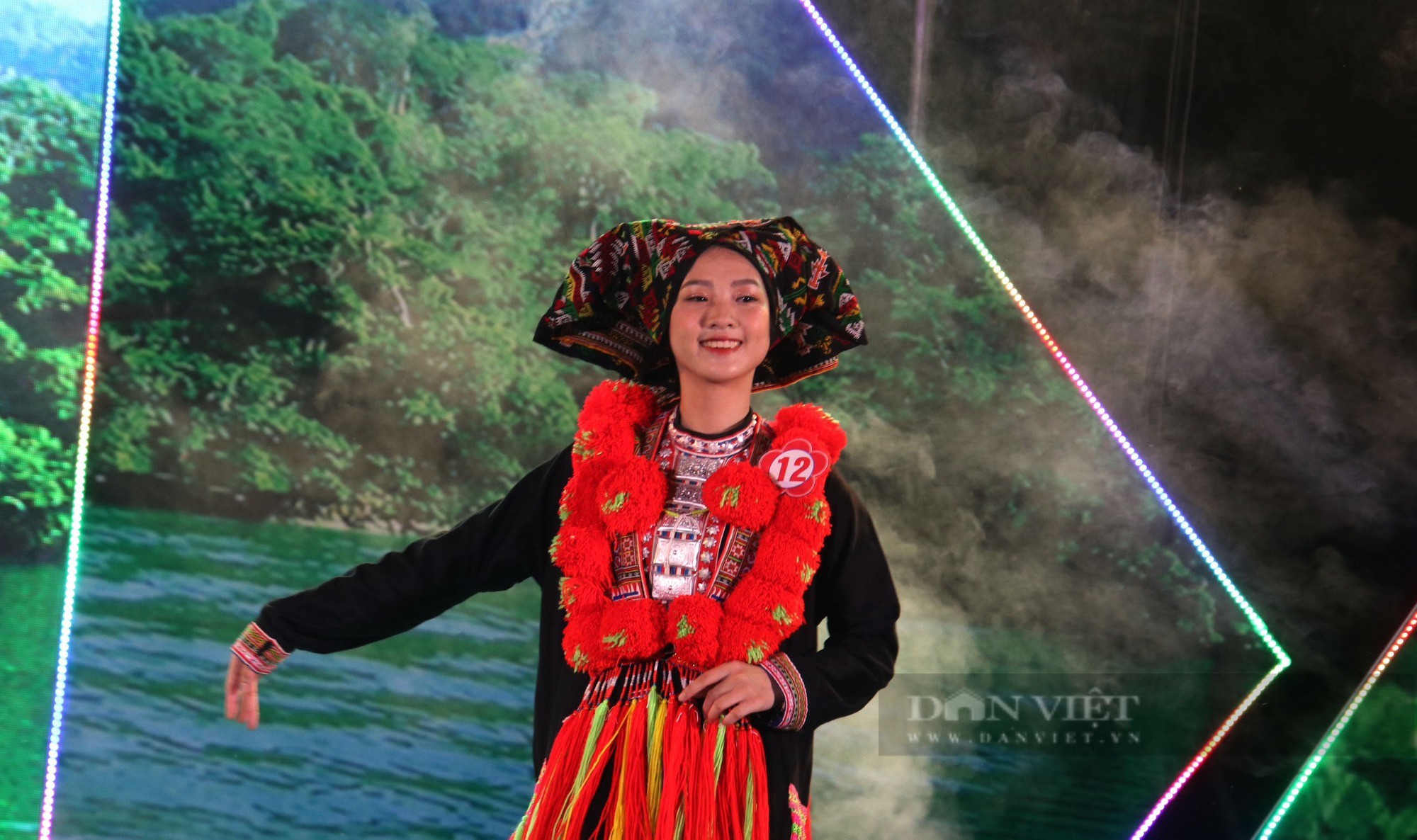 Lộng lẫy trang phục dân tộc trong đêm chung kết Hội thi Người đẹp Bắc Kạn - Ảnh 3.