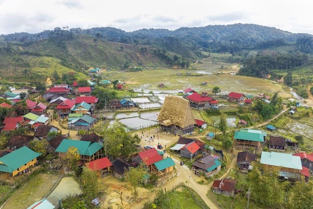 Làng sạch đẹp nhất Kon Tum, cổng nhà đều làm bằng gỗ, cả làng trồng lan rừng, ai đến đều bất ngờ - Ảnh 1.