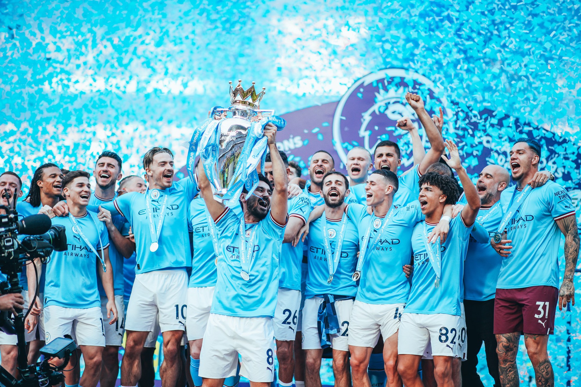 Man City ăn mừng ngôi vương Premier League, CĐV mơ tới “cú ăn ba” - Ảnh 1.