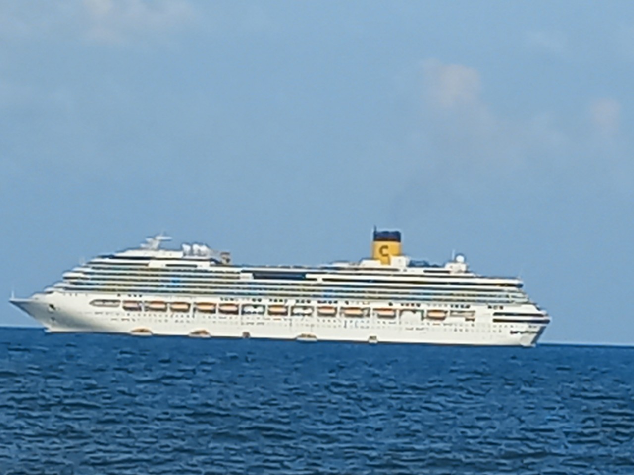 Tàu du lịch chở hơn 3.000 khách quốc tế cập cảng đảo ngọc Phú Quốc - Ảnh 4.
