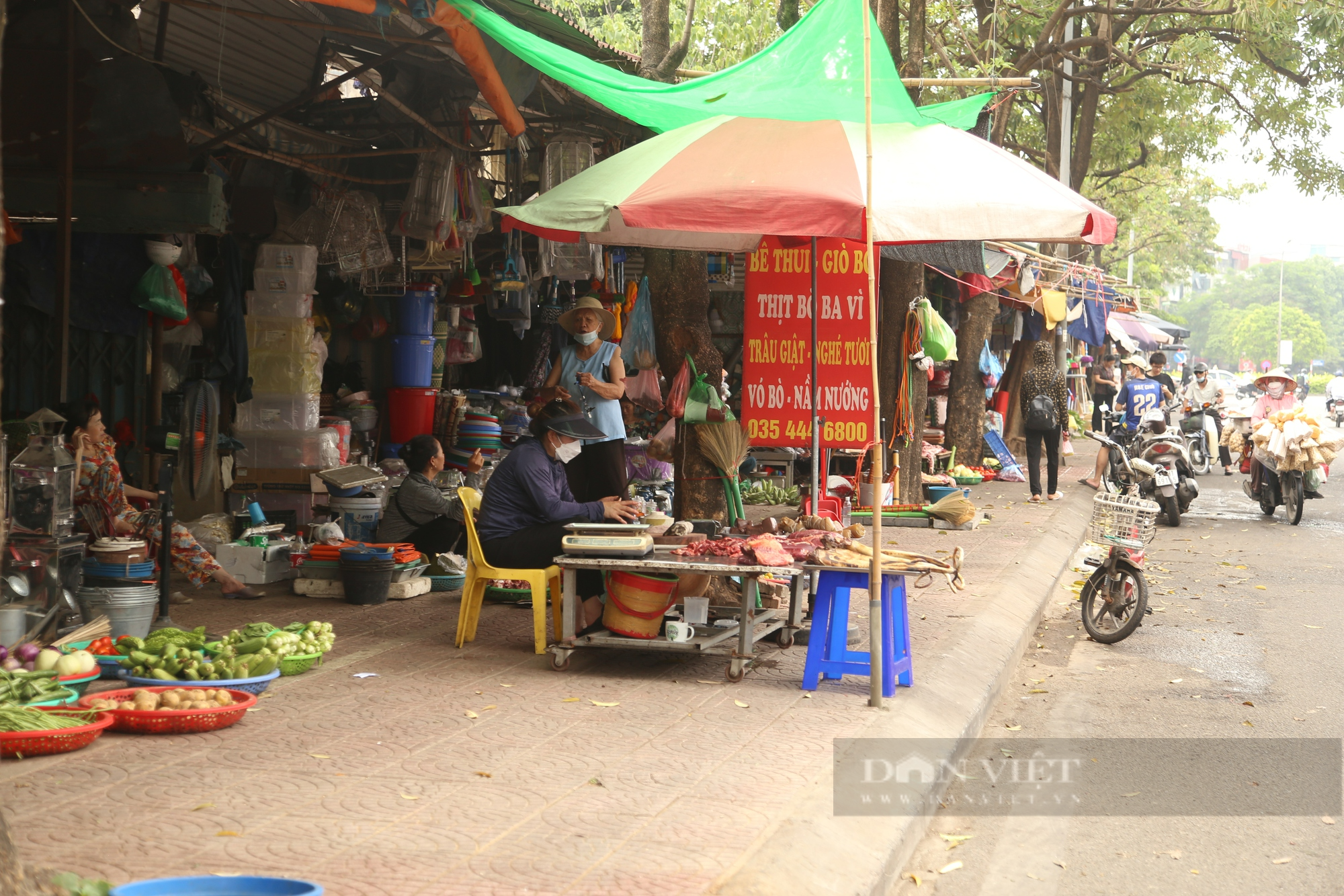 Nhiều chợ truyền thống ở Hà Nội ế ẩm, xuống cấp - Ảnh 7.