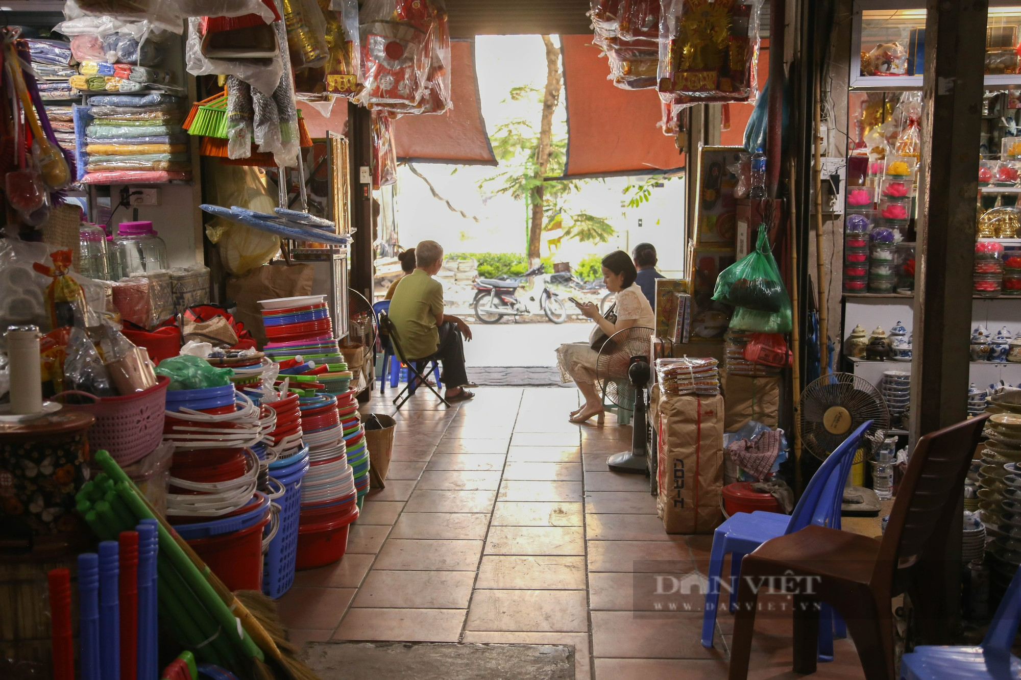Nhiều chợ truyền thống ở Hà Nội ế ẩm, xuống cấp - Ảnh 9.